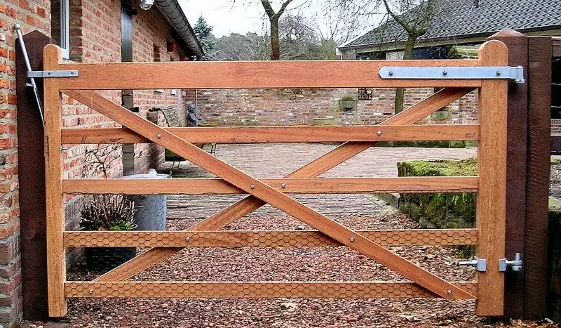 poort met veersluiting en verstelbare schaarnieren
